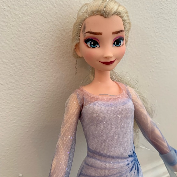 DISNEY FROZEN 2 ELSA DOLL W/ ICE POWERS & EXTRA DRESS - Picture 4 of 7